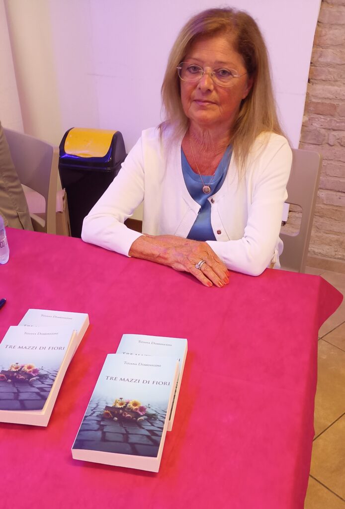 foto di Tiziana Domeniconi e suo libro TRE MAZZI DI FIORI premiata nel ciclo INCONTRO CON L'AUTORE